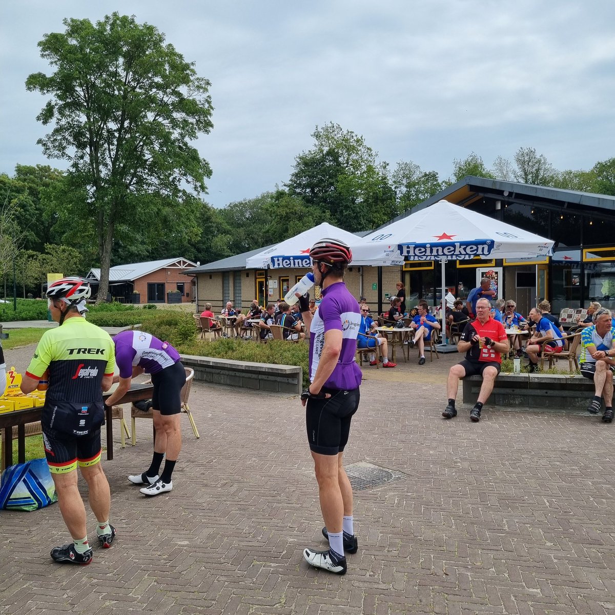 Danielle_Bkkrng's tweet photo. Ook in @bakkeveen loopt het inmiddels lekker vol met fietsers. Hier is de tweede pauzeplaats van de #ATT22, ook de 60km heeft hier rust..
Gezellige drukte en allemaal enthousiaste mensen
#ambtenarentoertocht
#iedereeninbeweging https://t.co/1rntwfrlZG