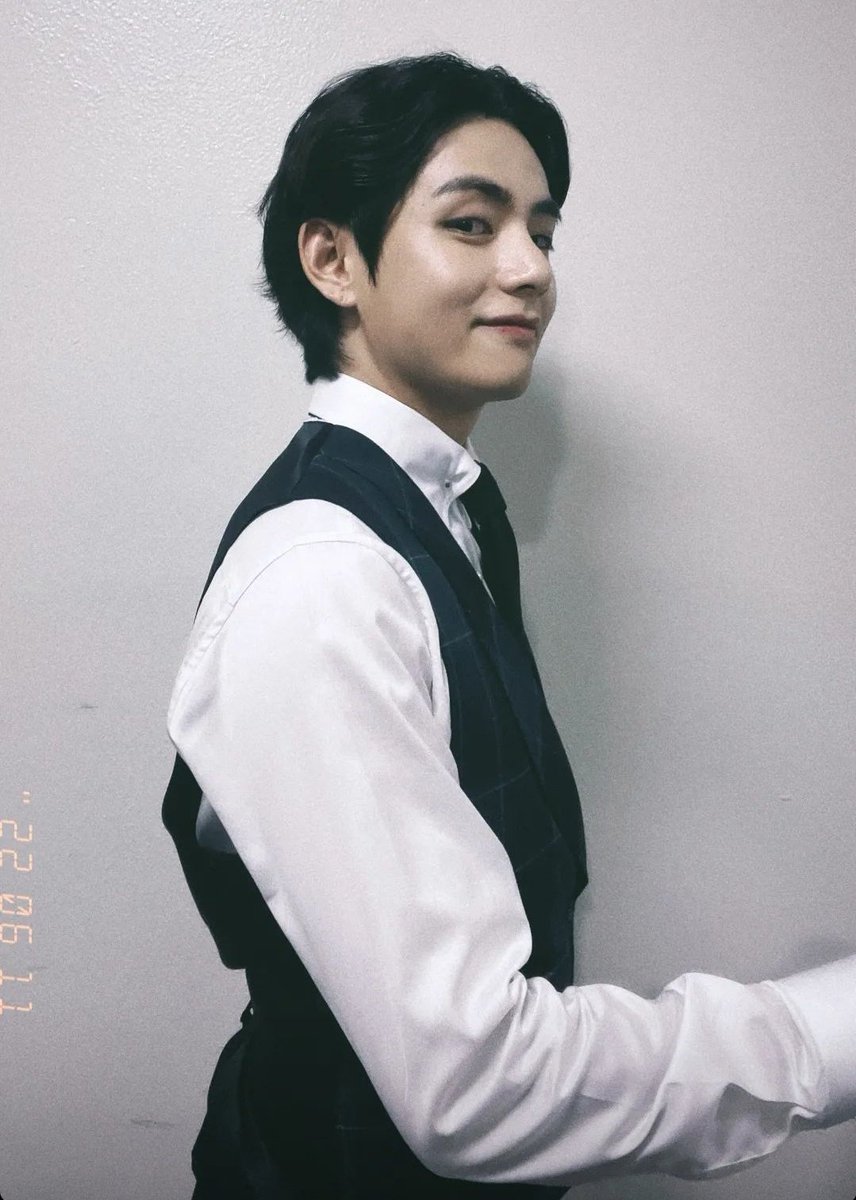 Taehyungun mükemmel yüzü ve kusursuz vücut hatları 🤌🏻