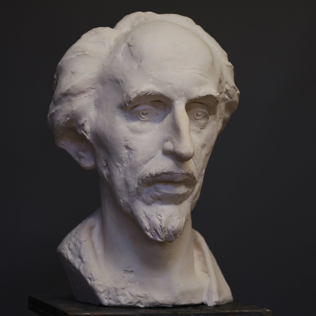 Just finished casting this portrait I created a while ago of the sculptor Oscar Nemon (Churchill's sculptor). Seems fitting as plaster was his favourite medium #sculpting #ArtistOnTwitter