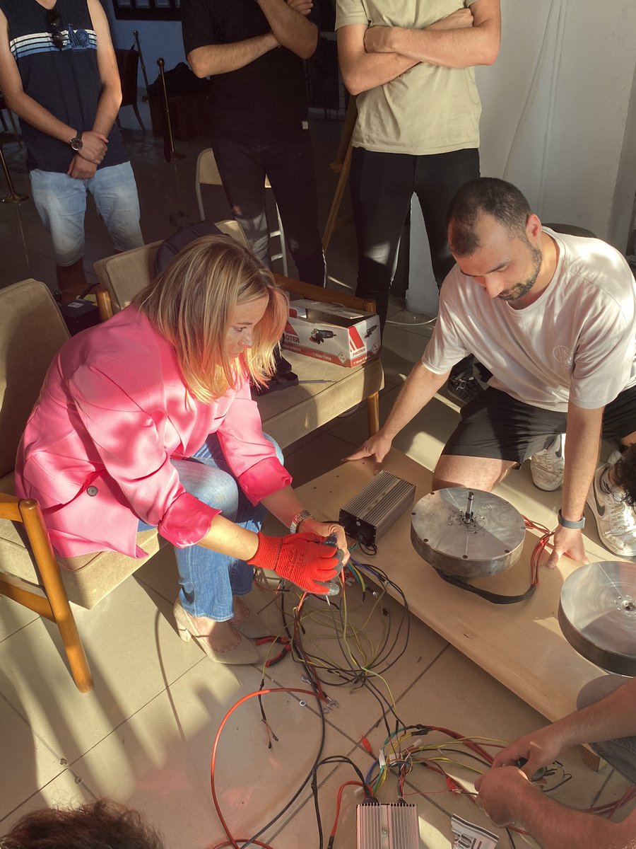 burcu_ay's tweet photo. Teknofest Gençliği harıl harıl çalışıyor.
TEKNOFEST 2022 Elektrikli Araç yarışmasına hazırlanan Rotek takımımızı ziyaret ettim. Aracın son aşamasını gözden geçirdik. Hesaplamaları ve tasarımı kendilerine olan yerli motoru çalıştırdık. #MilliTeknolojiHamlesi #Rotek https://t.co/rUawAaFOnn