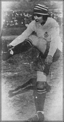 Futures_Theatre's tweet photo. We're midway through our tour of #OffsidePlay and thought we'd share the history that lays the foundation of the show and women's football! #OffsidePlay follows 4 incredible female footballers two of whom are historical figures, Emma Clarke and Lily Parr. A thread🧵: https://t.co/x1LSV0DVyf