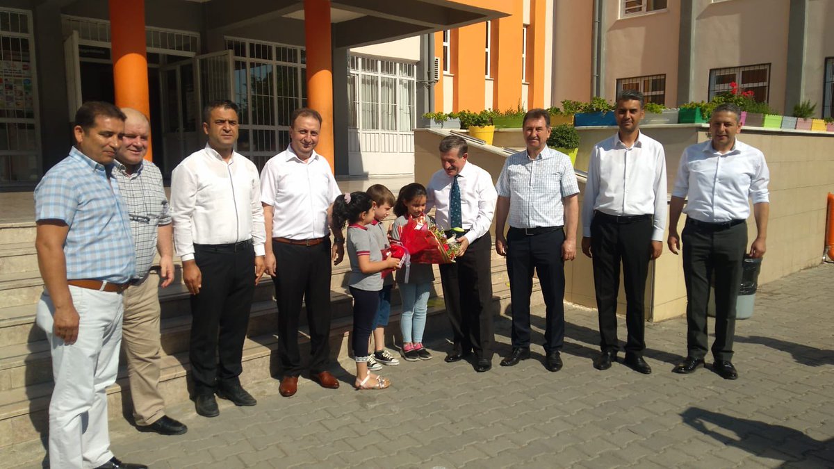 Kaymakamımız Sayın Cemal Hüsnü ÇAYKARA ve Milli Eğitim Müdürümüz Sayın Metin GENÇAY, Ahmet Tütüncüoğlu İlkokulu 2021-2022 Eğitim-Öğretim yılı sene sonu karne dağıtımı törenine katıldılar.

<a href="/sehzadeler1/">Şehzadeler Kaymakamlığı</a> <a href="/Mgencay4245/">Metin GENÇAY</a> <a href="/ilkokulu_ahmet/">AHMET TÜTÜNCÜOĞLU İLKOKULU</a> 

Haber👇
sehzadeler.meb.gov.tr/www/2021-2022-…