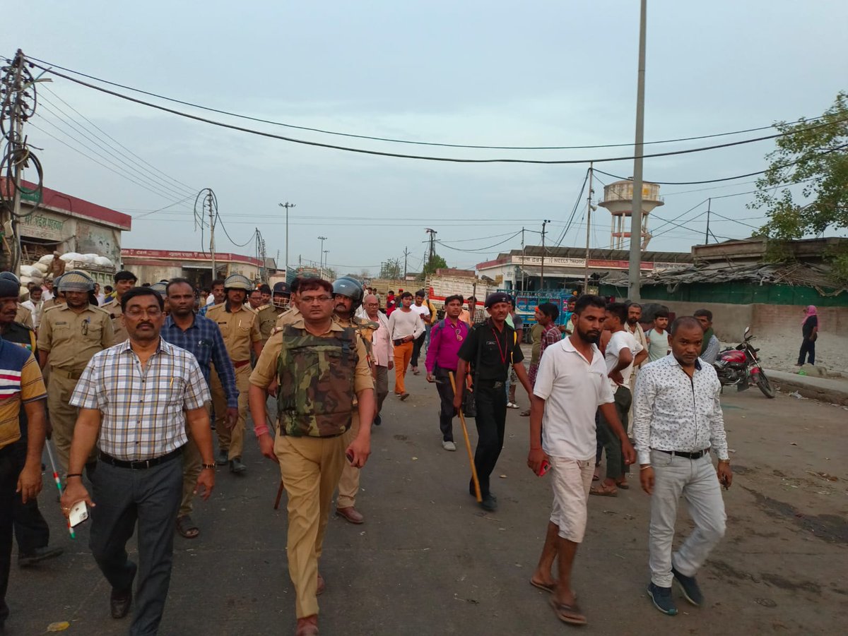 SHAFIQU94300850's tweet photo. #SpkanpurOuter के निर्देशन में व ASPkanpurOuter के मार्गदर्शन में अपराध/अपराधियों पर नियंत्रण व कानून/शान्ति व्यवस्था को सुदृढ़ बनाये रखने हेतु #थाना सचेंडी पुलिस द्वारा प्रमुख चौराहों, बाजारों व अन्य सार्वजनिक स्थानों पर #FootPatrolling कर आमजनमानस को सुरक्षा का अहसास दिलाया। https://t.co/yqtQtOsiuf