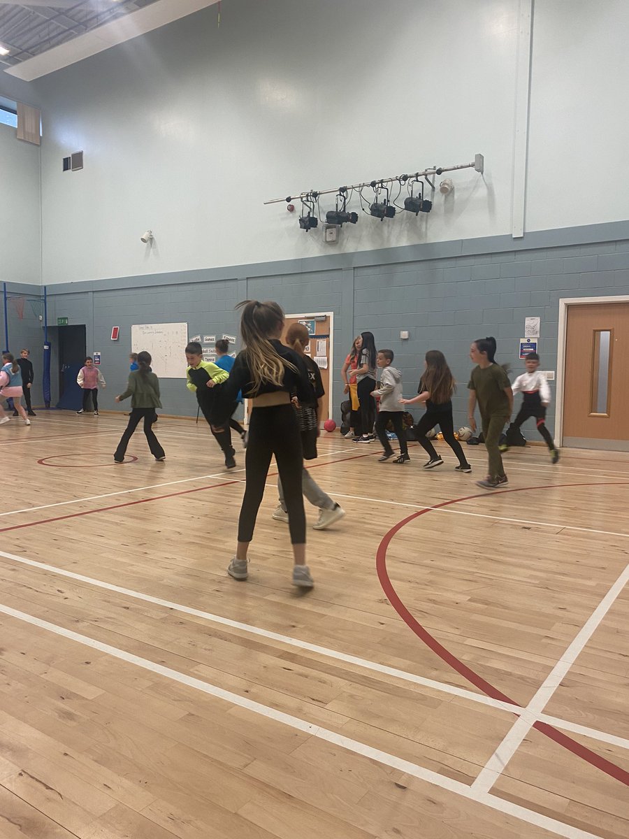StTimothysPS's tweet photo. Room 12 enjoyed some netball today #healthweek22 https://t.co/arik1e88ma