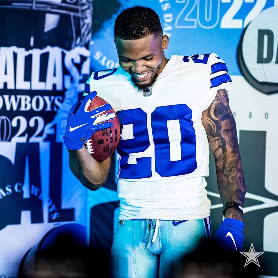 PFF_Fantasy's tweet photo. Tony Pollard: 90.3 rushing grade last season

🌟 1st among all RBs

(📸: @dallascowboys) https://t.co/OgHz0JwBq0