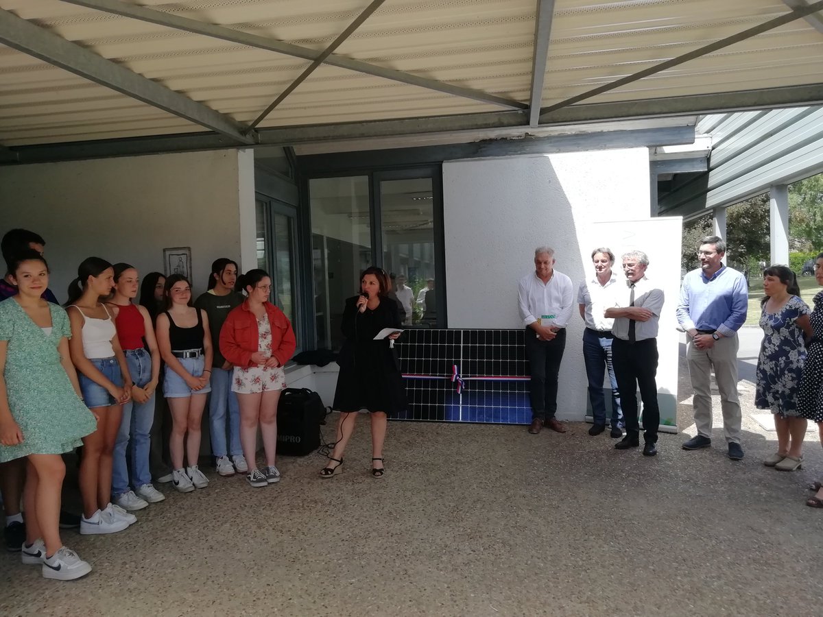 pasquierbrigit2's tweet photo. Inauguration de la toiture solaire du collège Martin Luther King à #Liffré : l'occasion de sensibiliser les élèves à la question de la transition écologique #EDD et la consommation d'énergie @DSDEN_35 @C1BOYA @guilhome35 @energ_iv @DidotStephanie https://t.co/vay8bZMoRK