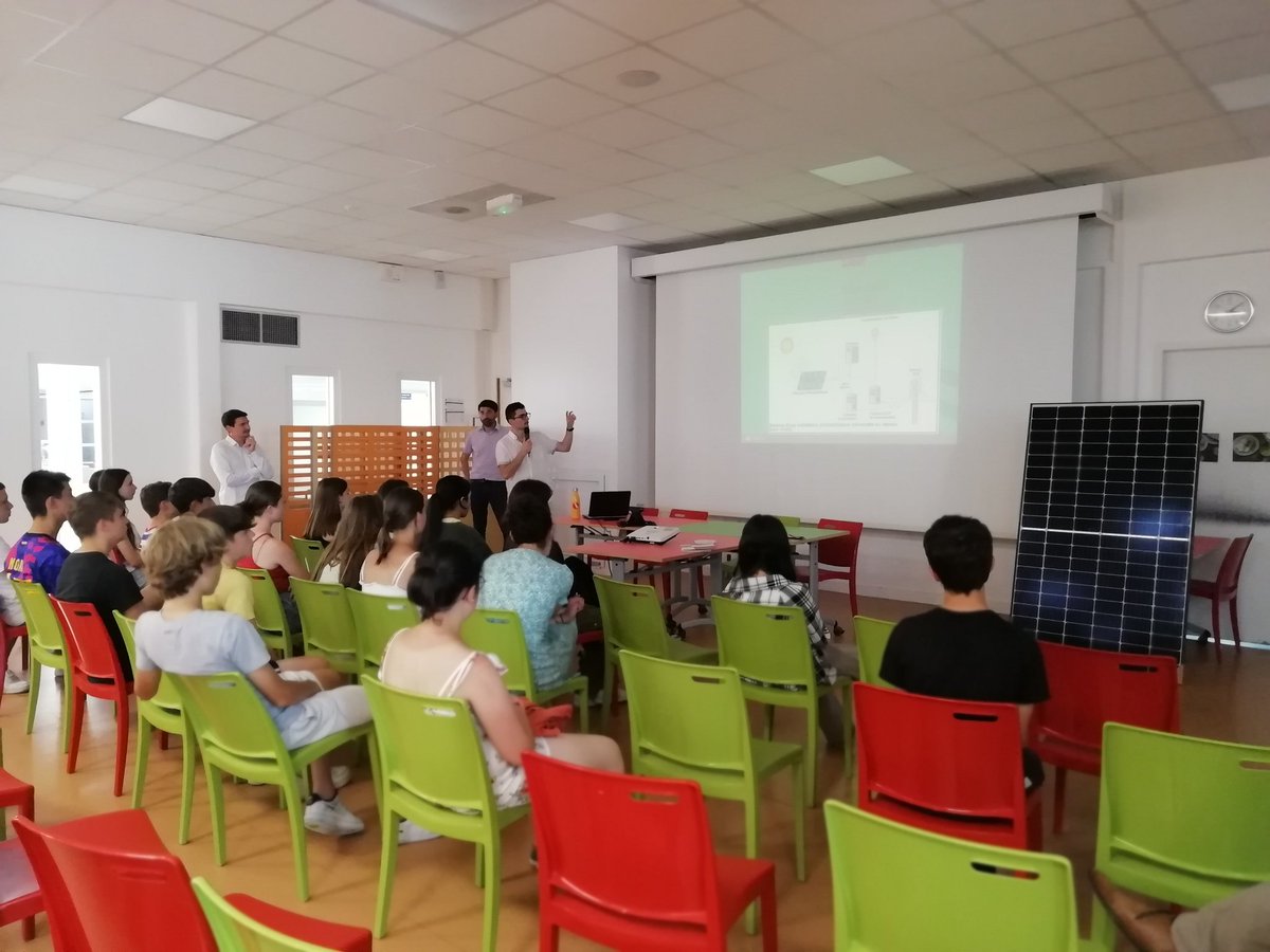 pasquierbrigit2's tweet photo. Inauguration de la toiture solaire du collège Martin Luther King à #Liffré : l'occasion de sensibiliser les élèves à la question de la transition écologique #EDD et la consommation d'énergie @DSDEN_35 @C1BOYA @guilhome35 @energ_iv @DidotStephanie https://t.co/vay8bZMoRK