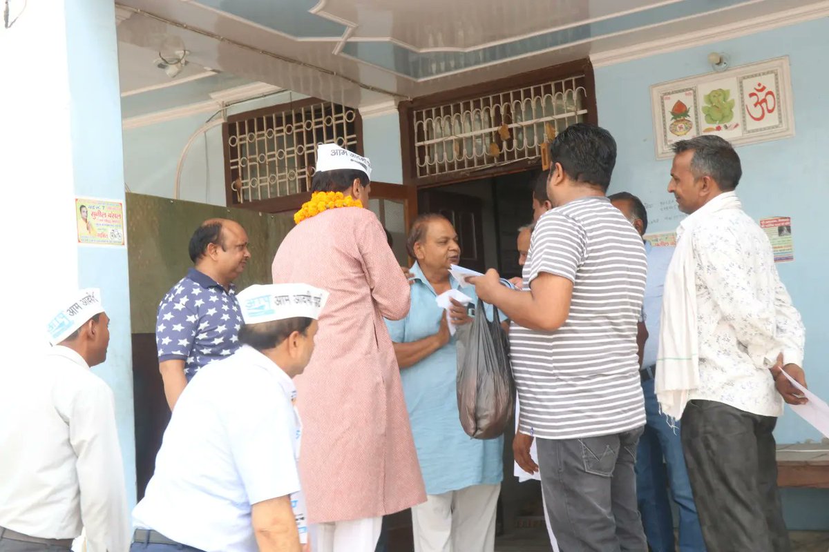 ashokjainaap's tweet photo. जनता जनार्दन ने ठाना है
गोहाना में केजरीवाल लाना है

न्यू अनाज मंडी में डोर टू डोर जनसंपर्क किया। आम आदमी पार्टी के प्रति विश्वास रखने वाली देवतुल्य जनता जनार्दन ने अपना स्नेह आशीर्वाद के रूप में प्रदान क���या। आने वाली 19 जून को ईवीएम में 4 नंबर पर झाड़ू का बटन दबाकर विजयी बनाएं। https://t.co/zO916CMFBW