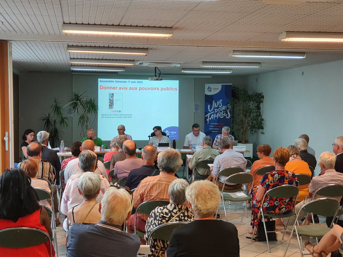 Assemblée Générale de l'Udaf de la Drôme. Lecture du rapport d'activité par la secrétaire.