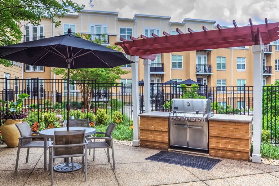Everyone loves a grilled meal, so invite friends over tonight and test your grilling skills in the outdoor lounge space! 
▪️
▪️
#thereserveattysonscorner #grilling #bbq #grill #mastergriller #viennarealestate #viennaapartment #viennaapartments