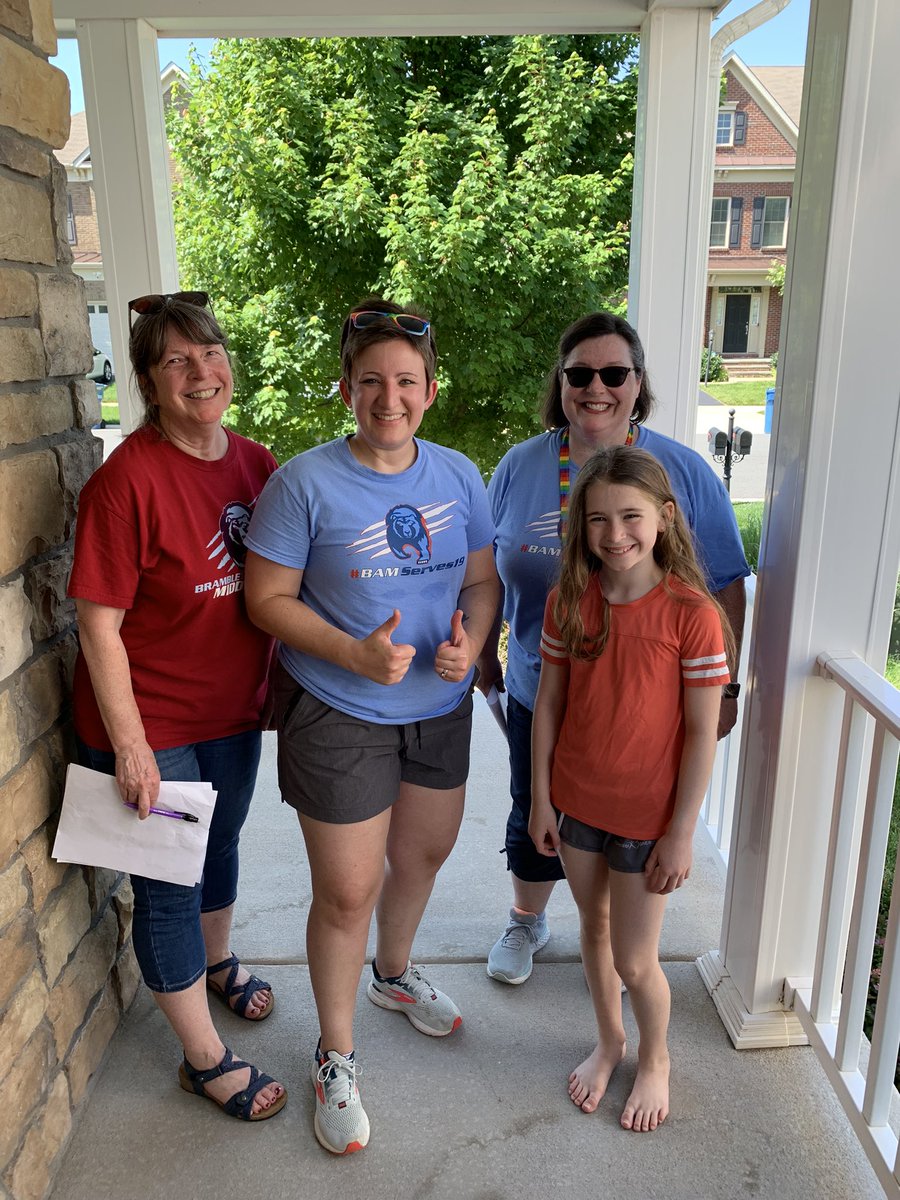 MsSchamus's tweet photo. Another scorcher, another great day delivering t-shirts to our rising 6th graders! ☀️🐻 @BAM_MS_Official Proud to carry on the tradition started by our Mama Bear @rdawson2213 Thank you for keeping up the spirit of service @Mr_Chad_OBrien! https://t.co/45mjEVFiG8