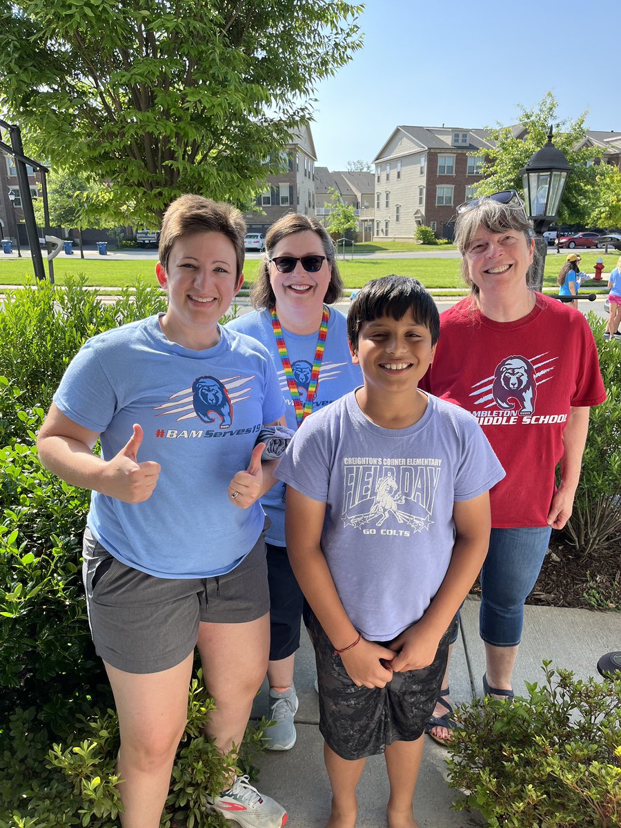 MsSchamus's tweet photo. Another scorcher, another great day delivering t-shirts to our rising 6th graders! ☀️🐻 @BAM_MS_Official Proud to carry on the tradition started by our Mama Bear @rdawson2213 Thank you for keeping up the spirit of service @Mr_Chad_OBrien! https://t.co/45mjEVFiG8