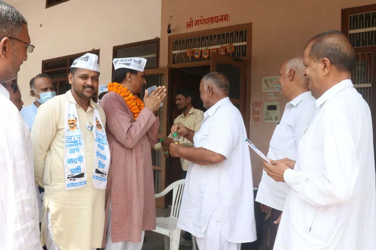 ashokjainaap's tweet photo. जनता जनार्दन ने ठाना है
गोहाना में केजरीवाल लाना है

न्यू अनाज मंडी में डोर टू डोर जनसंपर्क किया। आम आदमी पार्टी के प्रति विश्वास रखने वाली देवतुल्य जनता जनार्दन ने अपना स्नेह आशीर्वाद के रूप में प्रदान क���या। आने वाली 19 जून को ईवीएम में 4 नंबर पर झाड़ू का बटन दबाकर विजयी बनाएं। https://t.co/zO916CMFBW