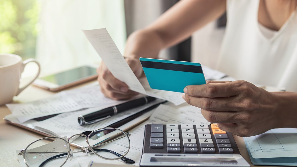 Carvana's tweet image. BLOG: Putting a down payment on your vehicle loan will help secure a lower interest rate on your loan and reduce your overall monthly payment because you'll come across as less risky to potential lenders. bit.ly/3Q8Z8HK