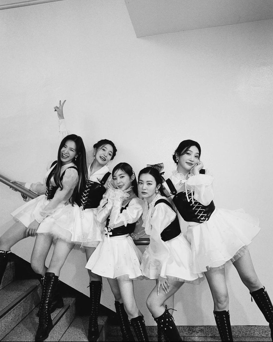btsrvarchive's tweet photo. music bank stairs https://t.co/MvFLtfc5KQ