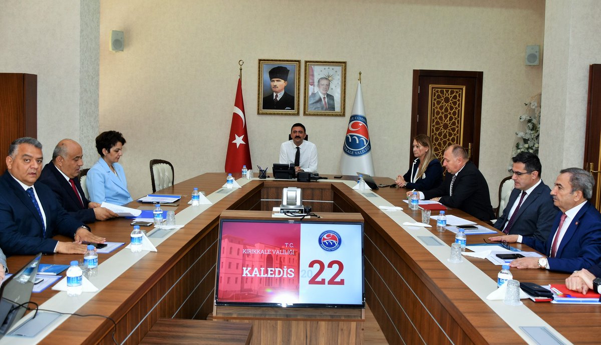Kırıkkale Değerlendirme İzleme Sistemi toplantısı,Vali Bülent Tekbıyıkoğlu başkanlığında gerçekleştirildi 
Kurum bazlı belirlenen performans göstergeleri ve gösterge hedeflerinin ele alındığı toplantıda Valimiz, çalışmanın Türkiye'de bir ilk olduğunu ve örnek olacağını ifade etti