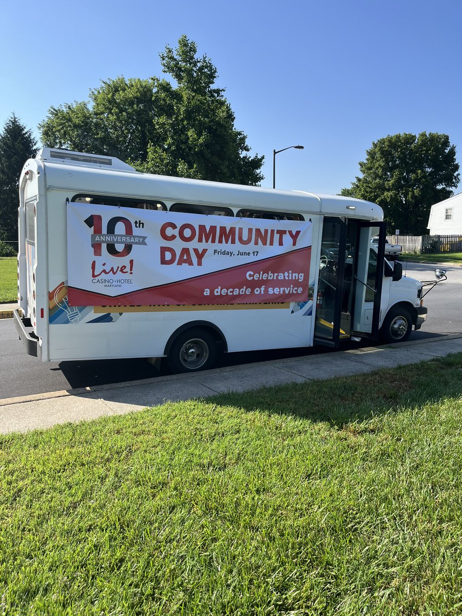 cordishco's tweet photo. Cordish and Live! team members were Live! in the Community in honor of the 10th anniversary of @LiveCasinoMD. Thanks to a great partnership with @UnitedWayCM, we helped over 10,000 people through volunteering, donations and acts of service. #LiveintheCommunity #ADecadeofService https://t.co/qzVmRh4rPQ
