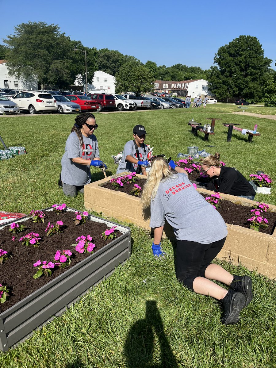 cordishco's tweet photo. Cordish and Live! team members were Live! in the Community in honor of the 10th anniversary of @LiveCasinoMD. Thanks to a great partnership with @UnitedWayCM, we helped over 10,000 people through volunteering, donations and acts of service. #LiveintheCommunity #ADecadeofService https://t.co/qzVmRh4rPQ