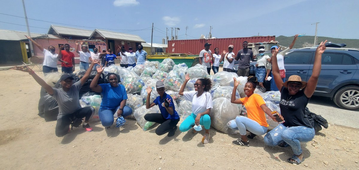 jamentrust's tweet photo. We reached our target!
On Sat, June 11, the #Jetters and almost 50 volunteers, including local fishers, collected over 1,000lbs of garbage from New Forum Fishing Village, Portmore. Nearly half of the garbage collected was plastics which were removed for recycling by @recyclingja https://t.co/MhZyRtVim7