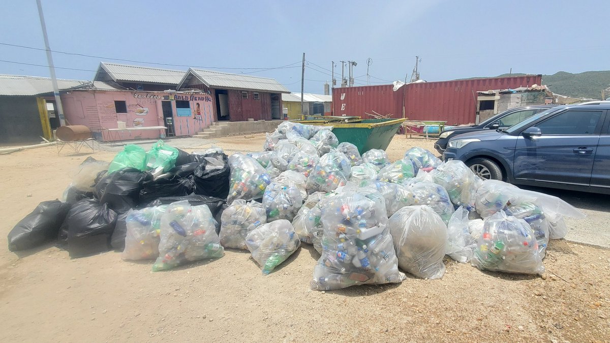 jamentrust's tweet photo. We reached our target!
On Sat, June 11, the #Jetters and almost 50 volunteers, including local fishers, collected over 1,000lbs of garbage from New Forum Fishing Village, Portmore. Nearly half of the garbage collected was plastics which were removed for recycling by @recyclingja https://t.co/MhZyRtVim7