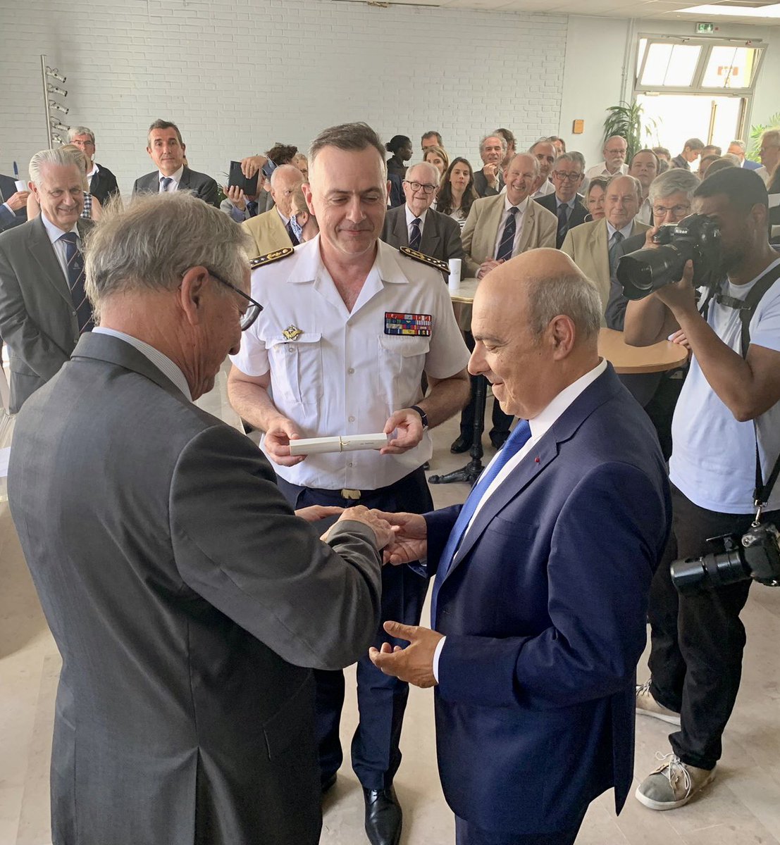 CEMM_FR's tweet photo. Au nom de l'académie de Marine, j'ai remis à Éric Trapier, PDG de @Dassault_OnAir, le prix Ingénieur Général Bloch pour sa contribution au succès de l'aviation de Patrouille maritime. 
A l'heure où les ATL 2 std6 font leurs preuves en opérations ce prix récompense l'excellence 🇫🇷 https://t.co/X1bqYNoiEZ