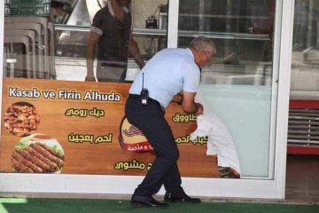 najjar_963's tweet photo. A Turkish policeman tearing down a poster on a window of a restaurant in Gaziantep, southern Turkey. 

Despite that Turkey is a home to minority of around 5 millions Arabs, and a host nation of 3.7 million Syrians, Arabic writing is illegal.

What type of policies is this? https://t.co/VGjCWtEFWm