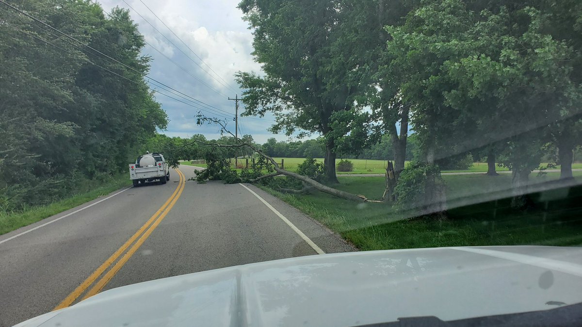 SUPERROOFINGLLC's tweet photo. @NashSevereWx Tree down on Carter's Creek Pike just north of Beechcroft Road. #tspotter https://t.co/u9GAVnpNV6