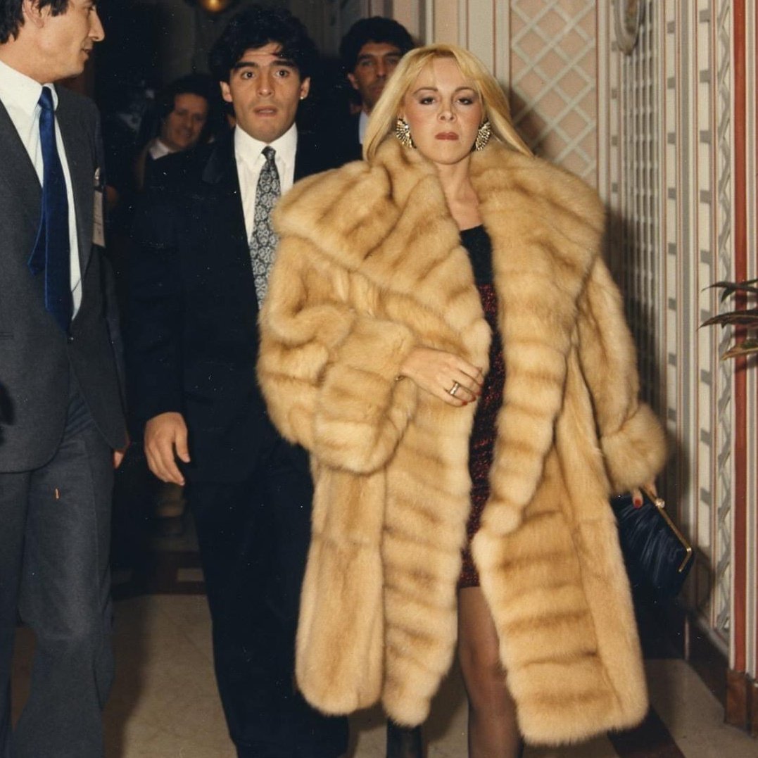 __MissLO's tweet photo. Yo anoche entrando al show de los babas después de haber invitado y pagado las entradas con mi sueldo de 20 lucas mensuales a mi chongo con 2 autos deportivos. https://t.co/ap9UyqQUls