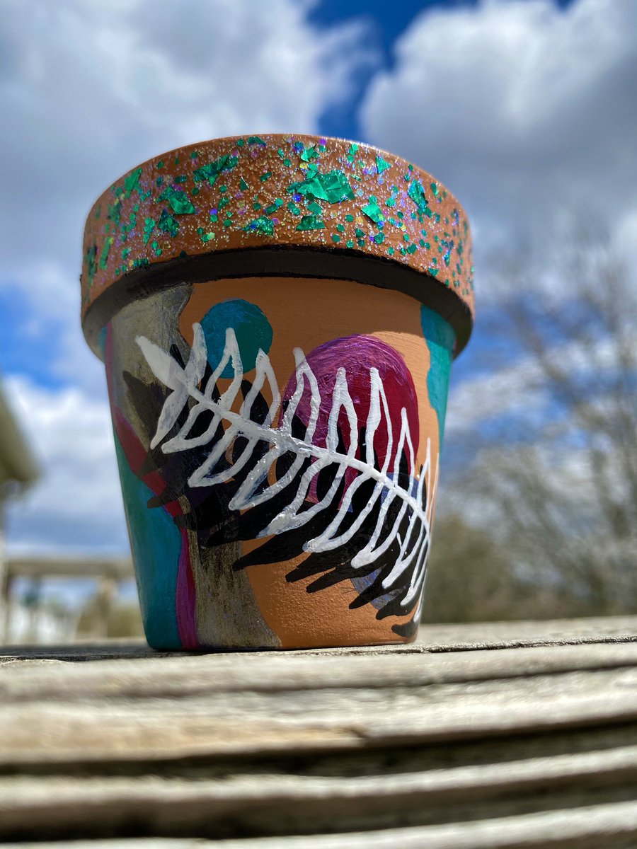 AlikaAnderson's tweet photo. 🔆🪴Painted pot🌿🔆
#art https://t.co/OOmieBfAL8