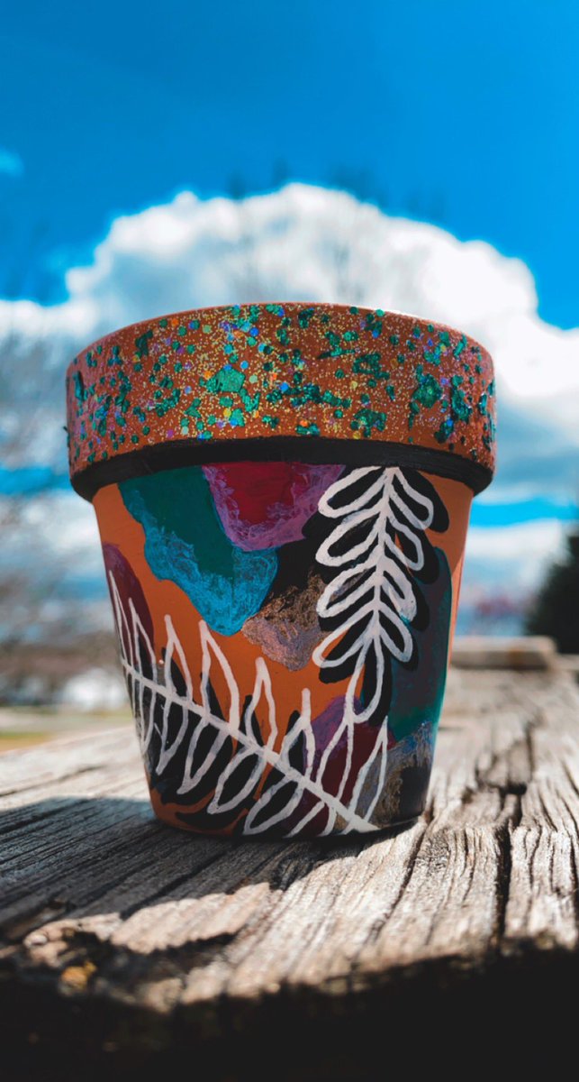 AlikaAnderson's tweet photo. 🔆🪴Painted pot🌿🔆
#art https://t.co/OOmieBfAL8