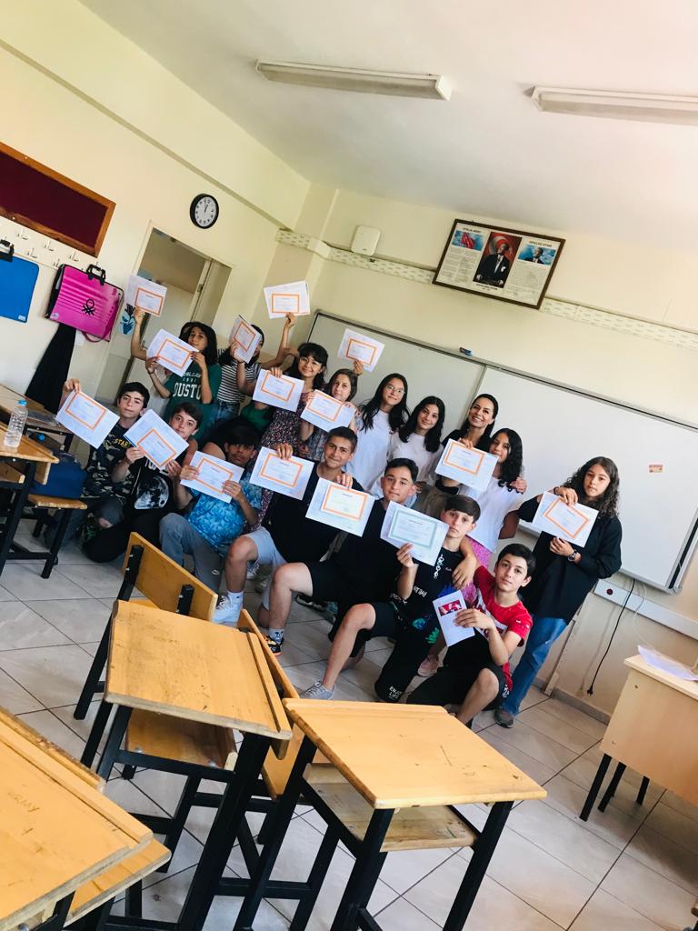 ayd_sehit's tweet photo. Bir seneyi daha böylece bitirdik. Her şey için teşekkürler çocuklar. Sağlık, mutluluk ve başarı dolu bir gelecek sizlerin olsun. Ve emeği geçen tüm öğretmen arkadaşlarımıza da kocaman teşekkürler. Hepsine iyi tatiller dileriz. https://t.co/5Qcfe3VI1S