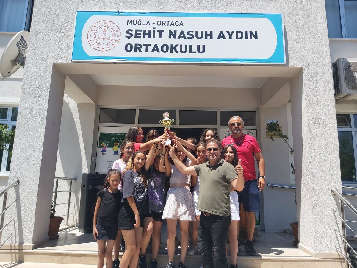 ayd_sehit's tweet photo. Bir seneyi daha böylece bitirdik. Her şey için teşekkürler çocuklar. Sağlık, mutluluk ve başarı dolu bir gelecek sizlerin olsun. Ve emeği geçen tüm öğretmen arkadaşlarımıza da kocaman teşekkürler. Hepsine iyi tatiller dileriz. https://t.co/5Qcfe3VI1S