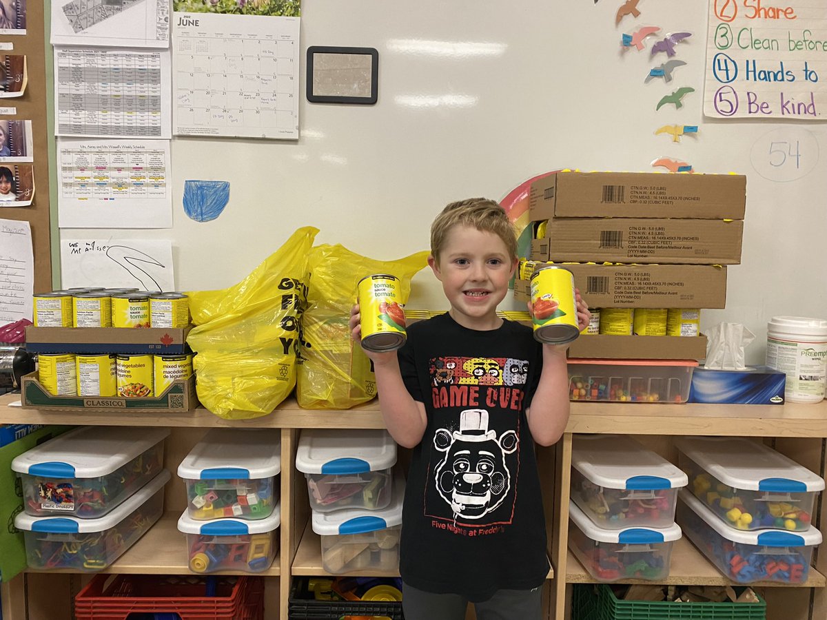courtneywassell's tweet photo. Our school sent 1158lbs to the Sharing Place! What an achievement. Our kindergarten class sent 433 items in this mix, earning us a pizza party        🍕 ❤️🍕 congratulations little ones, your impact is making a difference. @coustaff @SCDSB_Schools #scdsb #kindergarten #fooddrive https://t.co/Km04itmylf