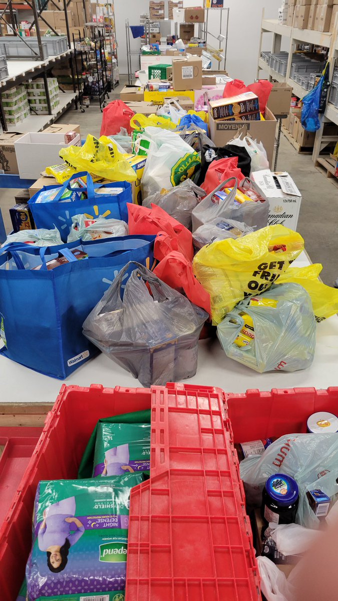 courtneywassell's tweet photo. Our school sent 1158lbs to the Sharing Place! What an achievement. Our kindergarten class sent 433 items in this mix, earning us a pizza party        🍕 ❤️🍕 congratulations little ones, your impact is making a difference. @coustaff @SCDSB_Schools #scdsb #kindergarten #fooddrive https://t.co/Km04itmylf