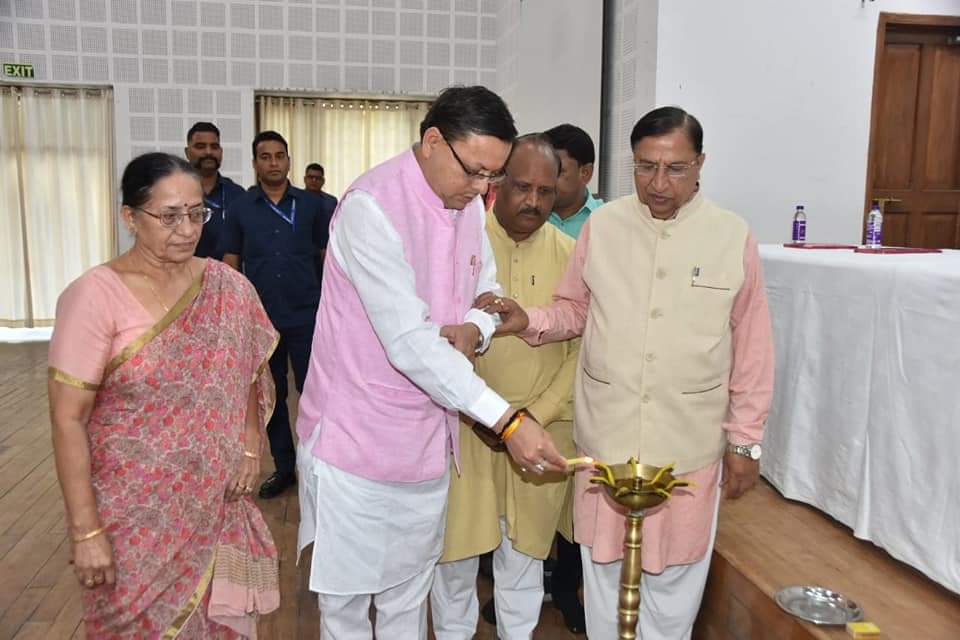 pushkardhami's tweet photo. आज प्रदेश के पूर्व मुख्यमंत्री एवं महाराष्ट्र के माननीय राज्यपाल श्री @BSKoshyari जी के जन्मदिवस के अवसर पर 'द लीजेंड ऑफ कोश्यारी भगत दा' पुस्तक का विमोचन करने का सौभाग्य प्राप्त हुआ। श्री भगत सिंह कोश्यारी जी वास्तव में भारतीय राजनीति के पुरोधा,जननेता,कुशल प्रशासक एवं विचारक हैं https://t.co/1F5rYx4rNZ
