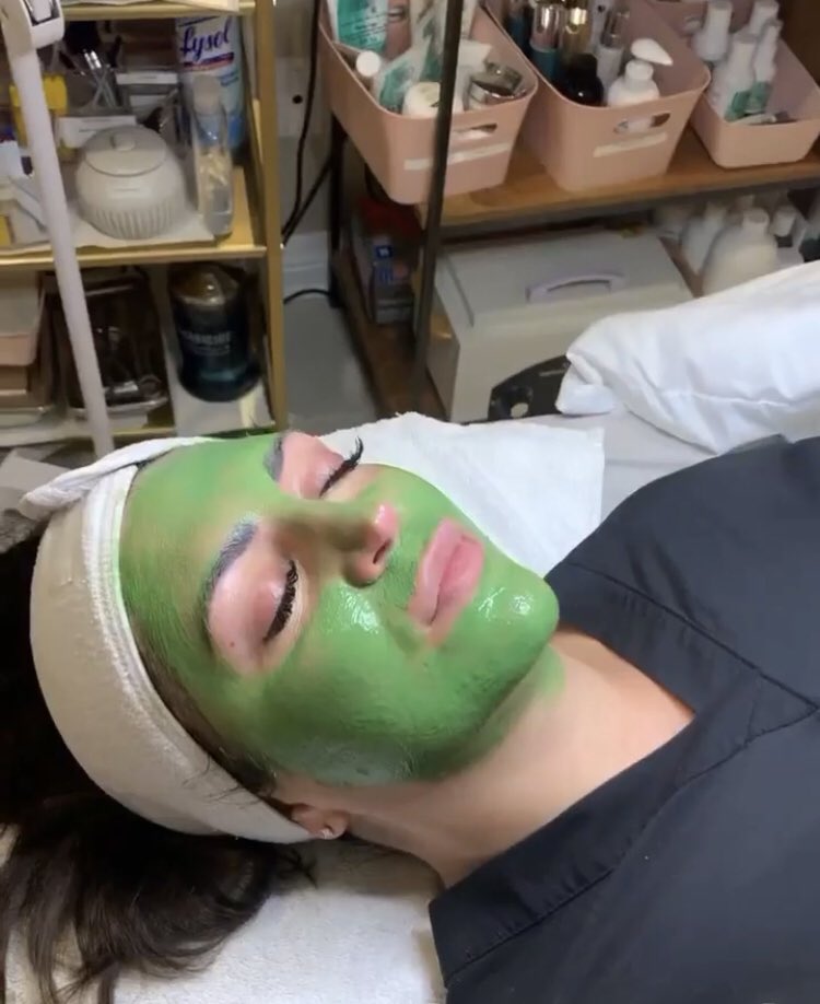 coolestsparkles's tweet photo. 😊 This damsel is relaxing while I get to #detoxify, #exfoliate and #hydrate her skin 🧖🏻‍♀️🌟 #PAskin&amp;Makeup #freenapswitheveryservice😴 #customizedfacials #combinationskincare #sensitiveskincare #oilyskin #professionalskincare 
#licensedtocreate #homebasedbusiness https://t.co/u8SXsFv2oK
