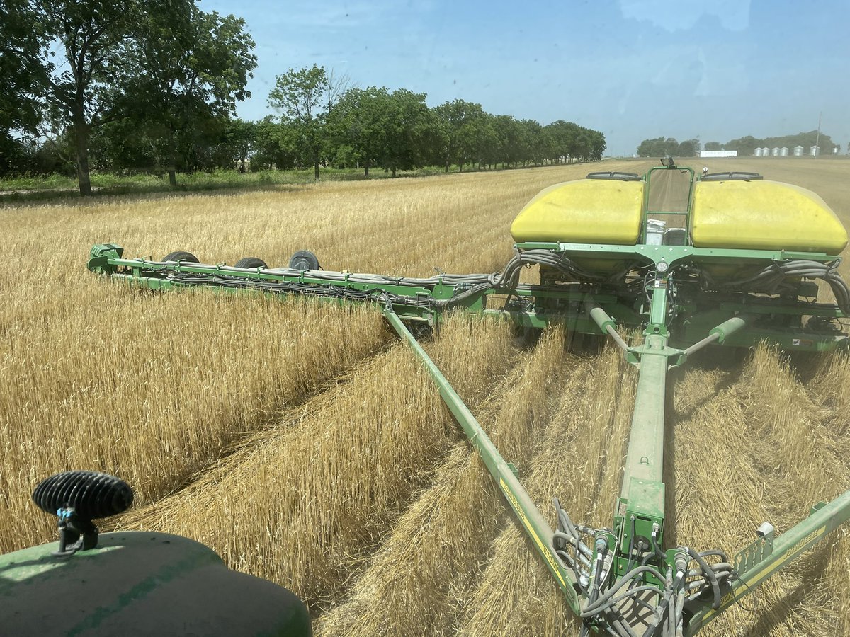 Andrewlee1814's tweet image. Double cropping soybeans #plant22 #asgrow behind great stripper stubble.