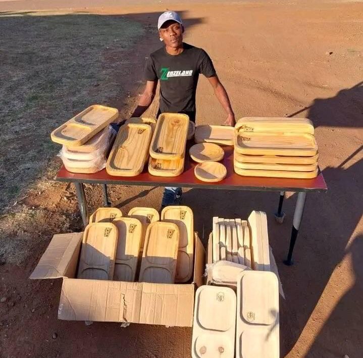 Ndi_Muvenda_'s tweet photo. Meet Ntokozo from Siyabuswa Mpumlanga. 

He manufactures and sell wooden serving plates to shisanyamas, restaurants and for everyone who wants to use it for upgrades. https://t.co/thYdLcXne6