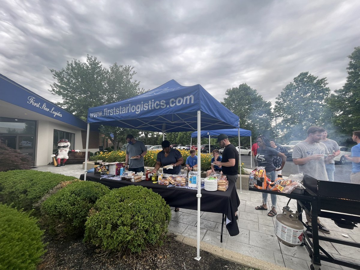Firststarlog's tweet photo. Trivia & Cookout & USA theme on this Friday in the office! #FSLSummerolympics https://t.co/mME367T7Jk