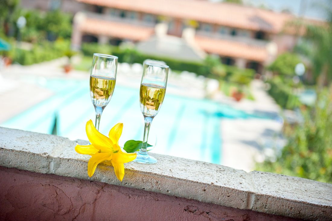 When was the last time you had any romance in your life? Pack your bags and plan your next trip to Harris Ranch Inn &amp; Restaurant 🥂 
Book your reservations now at (559) 935-0717 📲