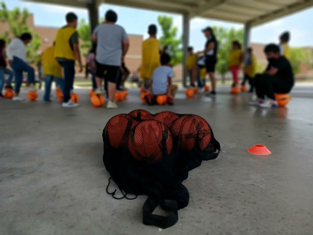 AlmedaES_Wrap's tweet photo. Kicking Off Thursday Funday with a Bang 💥 Thank you @dynamocharities and Coach JC⚽️💪🏽 #GoBobCats🐆🐾 https://t.co/zWBHznQsHz