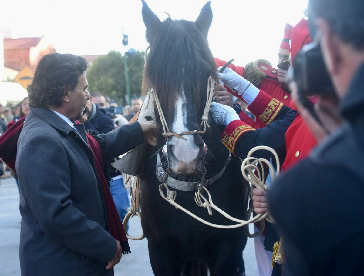 Encabecé los actos en conmemoración del 201° aniversario del fallecimiento del Gral. Güemes. 

Dejó su huella en la provincia y en el país, dando su vida para defender la soberanía y la libertad de nuestro pueblo.

Hoy más que nunca el Gral. Güemes es Argentina 🇦🇷 ♥️