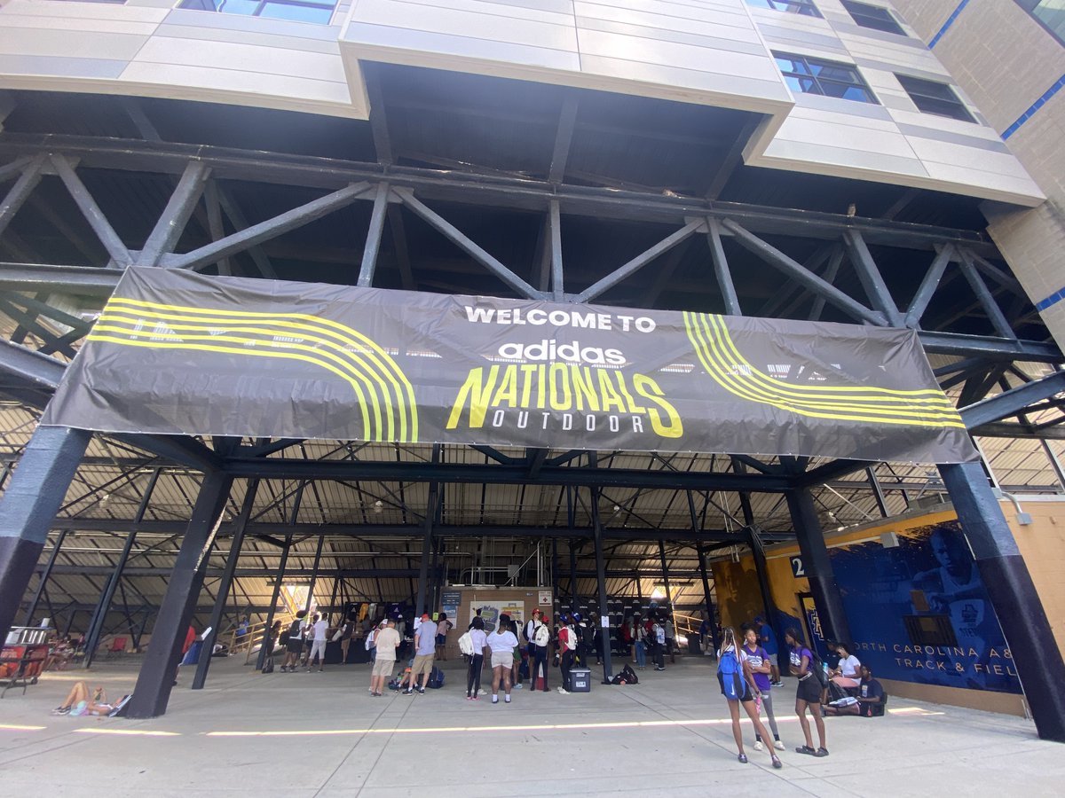 trackcomets's tweet photo. It's Meet Day #1 at @ATrackNationals! @ellaleebaker22 is our National Qualifier in BOTH the 400m and 200m. Go Ella! #cometspeed #BestDayYet @SteeleComets https://t.co/tL49nlrTcK
