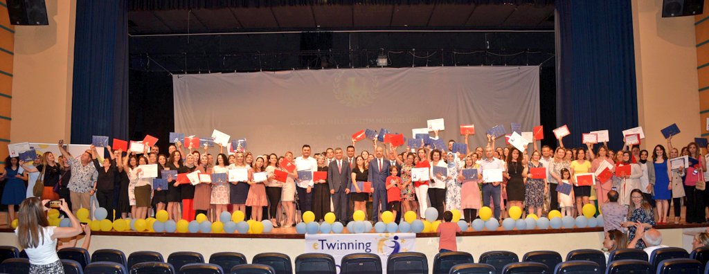 🏆 Denizli #eTwinning Kalite Etiketi ve Okul Levhaları Takdim Töreni Müdürümüz <a href="/ekicis20/">Süleyman EKİCİ</a>'nin katılımları ile gerçekleşti.
Okul eğitim yöneticileri ve öğretmenlerimiz belgelerini Müdürümüz Sn.Süleyman Ekici'nin elinden aldılar.++