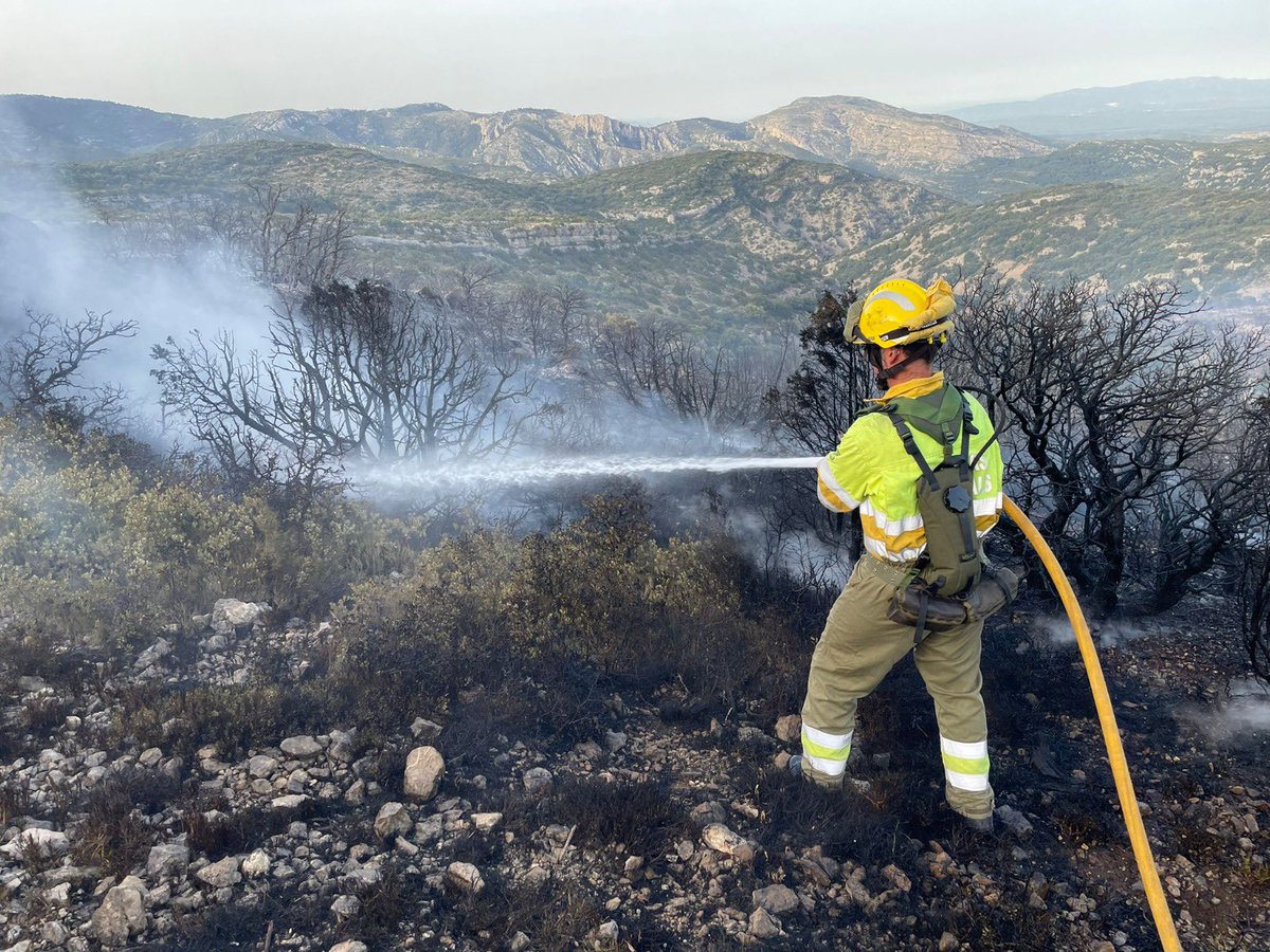 GVAjusticia's tweet photo. 🔥La @generalitat confirma que el dispositivo de extinción de incendios de la Comunitat Valenciana continúa en alerta y operativo ante el riesgo de incendios forestales por la ola de calor que durará hasta el domingo 19
➕info 🔗https://t.co/bJXjZX1prp
📸Imagen del #IFXert https://t.co/9Qi1AXFNMy
