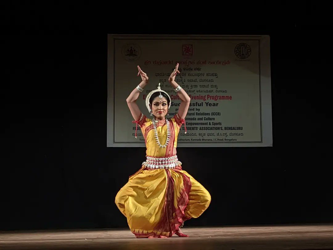 ICCRROBENGALURU's tweet photo. ICCR BENGALURU presents Odissi Dance Recital by Sonalika Padhi Purohit under Every Friday Cultural Evening Programme #EFCEP  today 17 June 2022 at Nayana Auditorium. She was accompanied by her daughter Shrinika Purohit and Soneeta Sethi &amp; Suchitra Mohanty. @iccr_hq https://t.co/9HoigaXod9