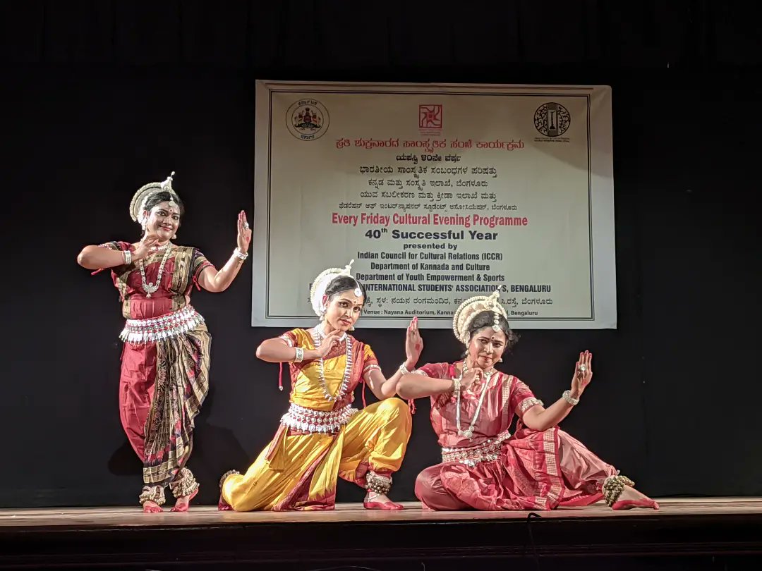 ICCRROBENGALURU's tweet photo. ICCR BENGALURU presents Odissi Dance Recital by Sonalika Padhi Purohit under Every Friday Cultural Evening Programme #EFCEP  today 17 June 2022 at Nayana Auditorium. She was accompanied by her daughter Shrinika Purohit and Soneeta Sethi &amp; Suchitra Mohanty. @iccr_hq https://t.co/9HoigaXod9