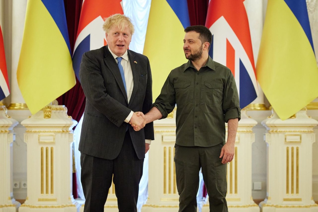 UKRINFORM's tweet photo. Джонсон: Абсолютно розумію, чому українці не готові до будь-яких компромісів із путіним
https://t.co/xxNXmnpnWz https://t.co/wf2cL6OvYM