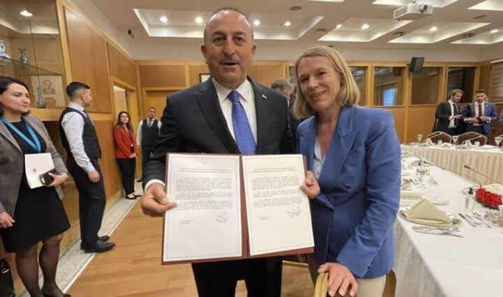 Muhteşem diplomasi başarısı… 
Ülkenin gurur tablosu…
Reyiz Norveç’e haddini bildirdi..!!!
Tüm Norveçlilere kapak olsun… 
Artık Türkiye’ye gelirken Suriyeli gibi muamele göreceksiniz…
Size vize mize vermeyeceğiz…
Elinizi kolunuzu sallayarak geleceksiniz..!!!