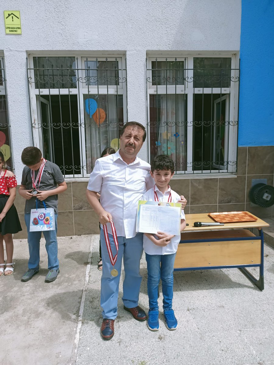 Recepzc86133724's tweet photo. Barbaros ilkokulunda Başarılı öğrencilerimizi ödüllendirdik                Okul birıncimize ALTIN ımızı Taktık @mehmetalikatip1 @Bafrabarbarosi1  @EbruBAY57060060  @FahriGuler55  @SadettinKutlu2  @DeryaDlger2  @znurAyan6  @ayan2549  @serpilkoca19 https://t.co/CJ3mZ8e5vw
